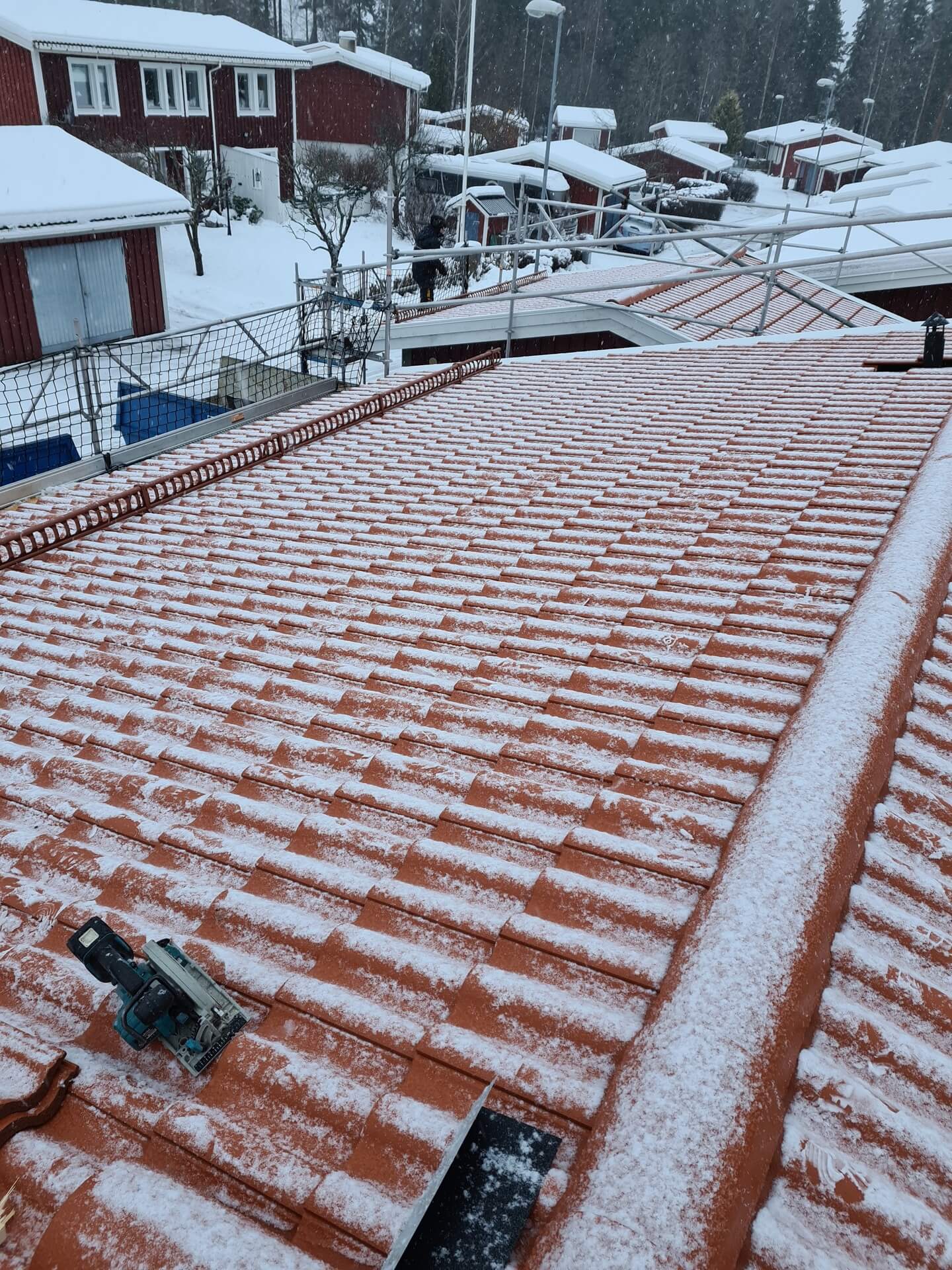 Färdigt tak, röda tegelpannor – Tuppes väg i Borlänge, takbyte av Sol och Tak Dalarna