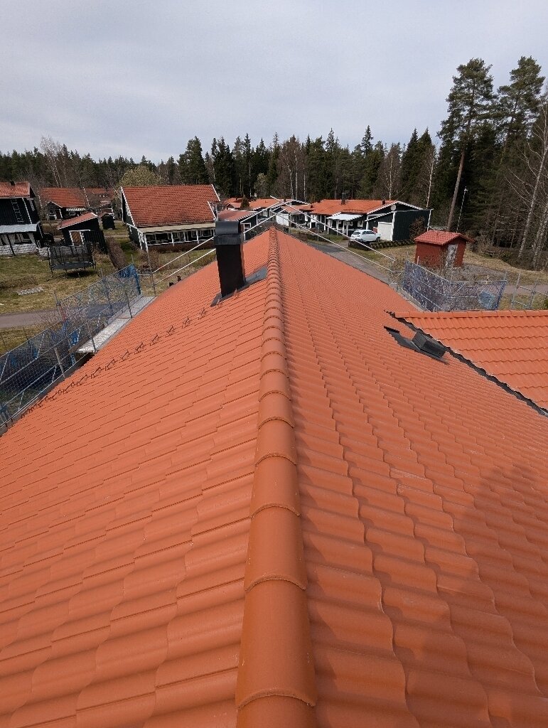 Färdigt tak, röda tegelpannor, nock – Tuppes väg i Borlänge, takbyte av Sol och Tak Dalarna