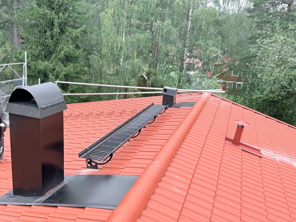 Färdigt tak, röda tegelpannor, snörasskydd – Tuppes väg i Borlänge, takbyte av Sol och Tak Dalarna