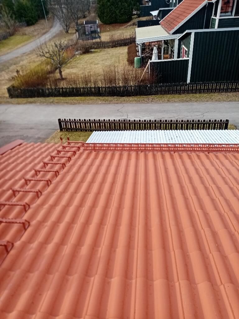 Färdigt tak, röda tegelpannor, snörasskydd – Tuppes väg i Borlänge, takbyte av Sol och Tak Dalarna