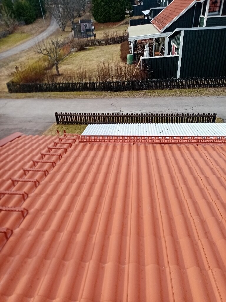 Färdigt tak, röda tegelpannor, snörasskydd – Tuppes väg i Borlänge, takbyte av Sol och Tak Dalarna