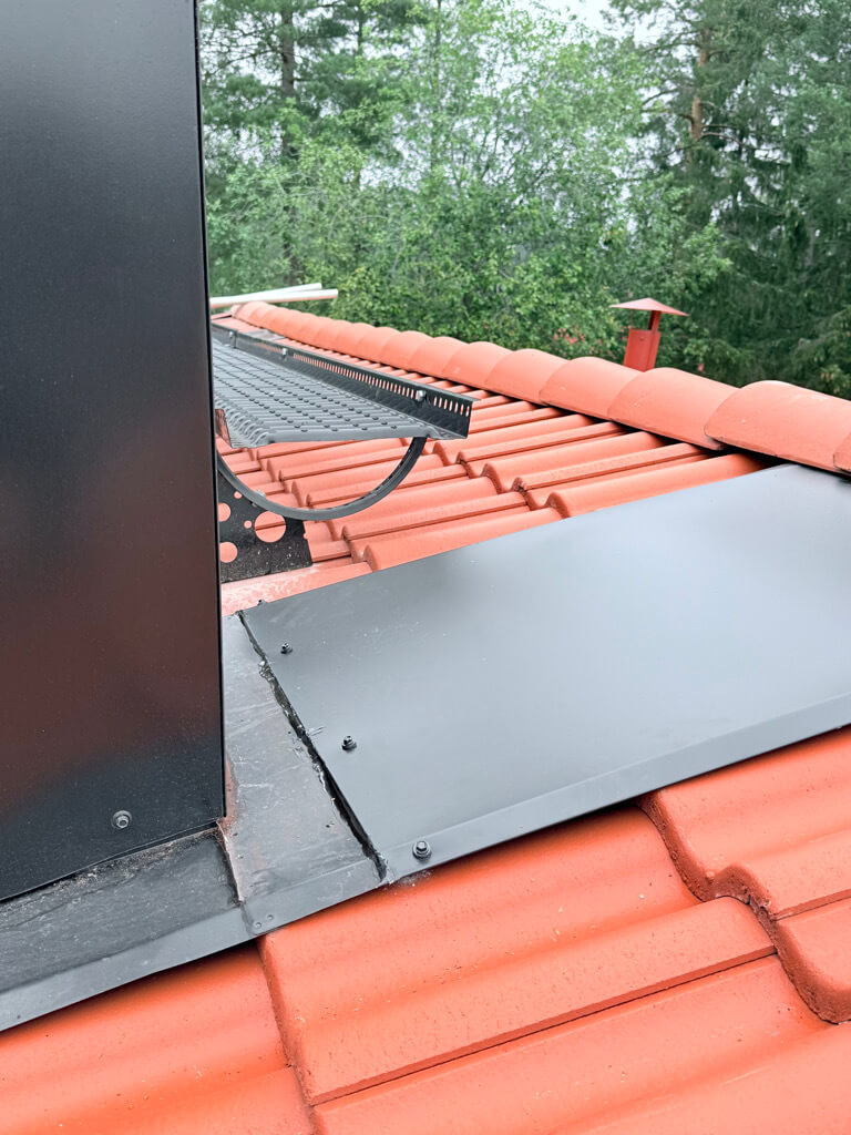 Färdigt tak, röda tegelpannor, takkant – Tuppes väg i Borlänge, takbyte av Sol och Tak Dalarna
