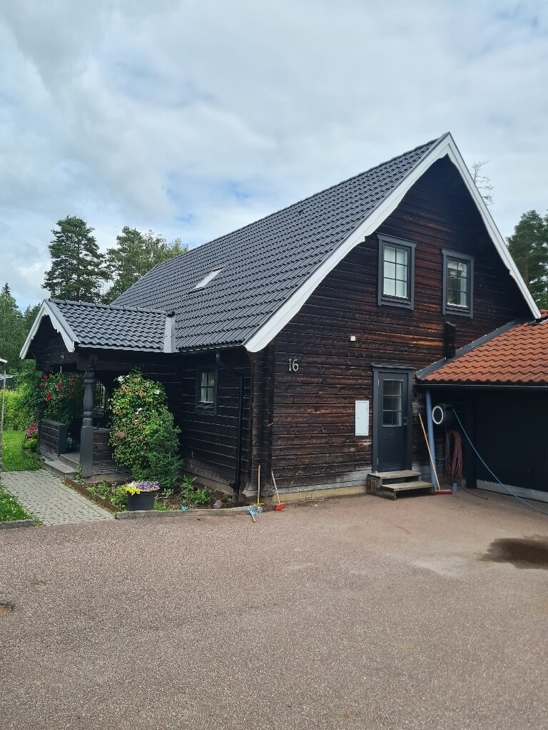 Färdigt tak, svarta betongpannor, framsida – Tuppes väg i Borlänge, takbyte av Sol och Tak Dalarna