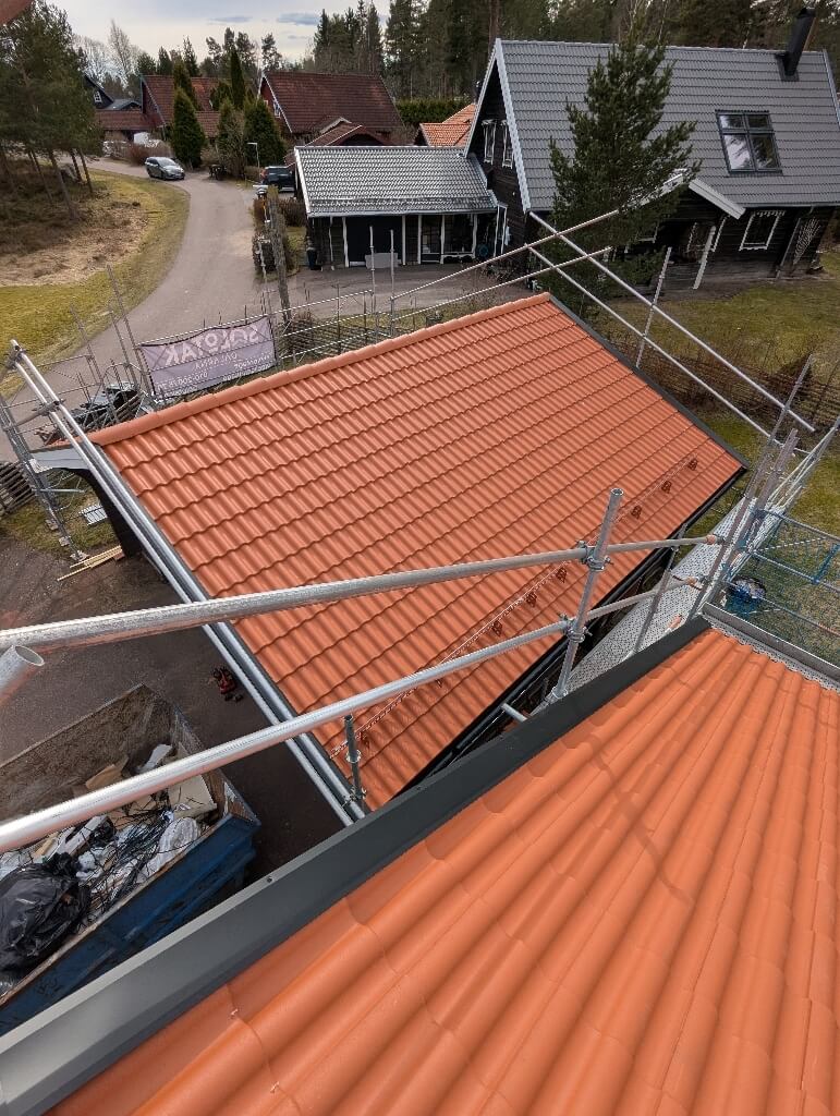 Gammalt tak före byte, röda tegelpannor, ställning – Tuppes väg i Borlänge, takbyte av Sol och Tak Dalarna