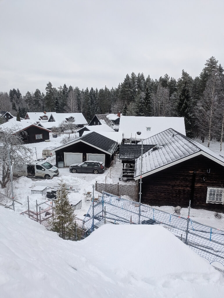 Översikt över hus och tak, vintertid – Tuppes väg i Borlänge, takbyte av Sol och Tak Dalarna