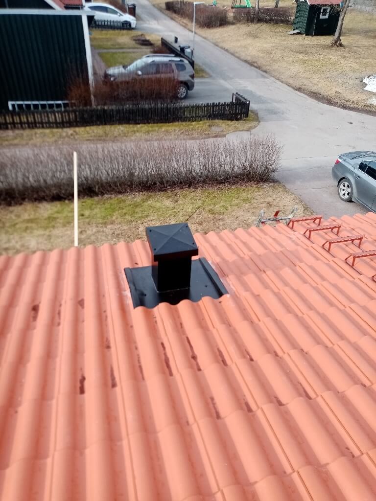 Skorsten, snörasskydd, röda tegelpannor – Tuppes väg i Borlänge, takbyte av Sol och Tak Dalarna