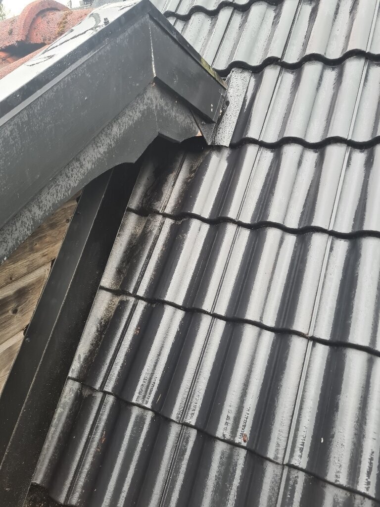 Svarta betongpannor, hängränna – Tuppes väg i Borlänge, takbyte av Sol och Tak Dalarna