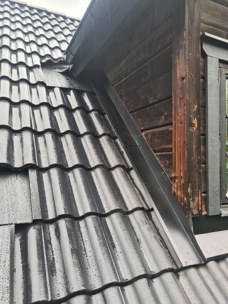 Svarta betongpannor, vid takkupan – Tuppes väg i Borlänge, takbyte av Sol och Tak Dalarna