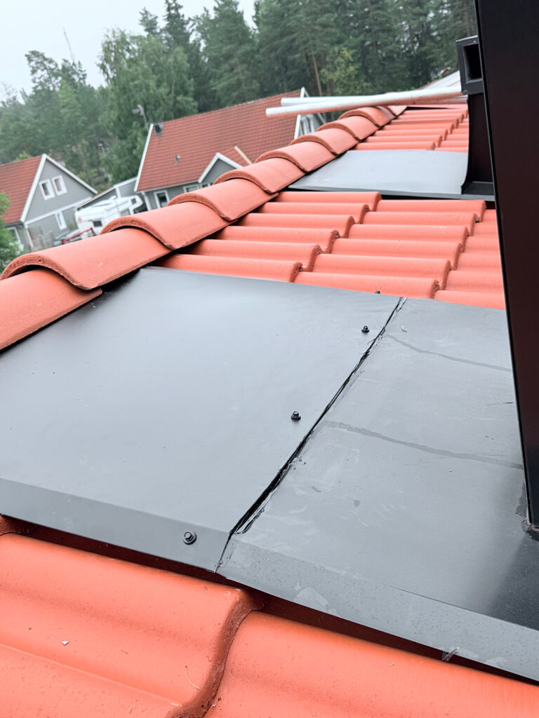 Takbyte, röda tegelpannor, nock och plåt – Tuppes väg i Borlänge, takbyte av Sol och Tak Dalarna