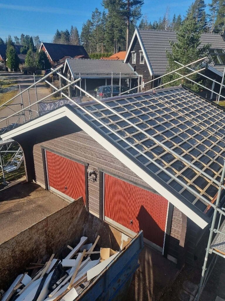 Takbyte, underlag och läkt på tak – Tuppes väg i Borlänge, takbyte av Sol och Tak Dalarna