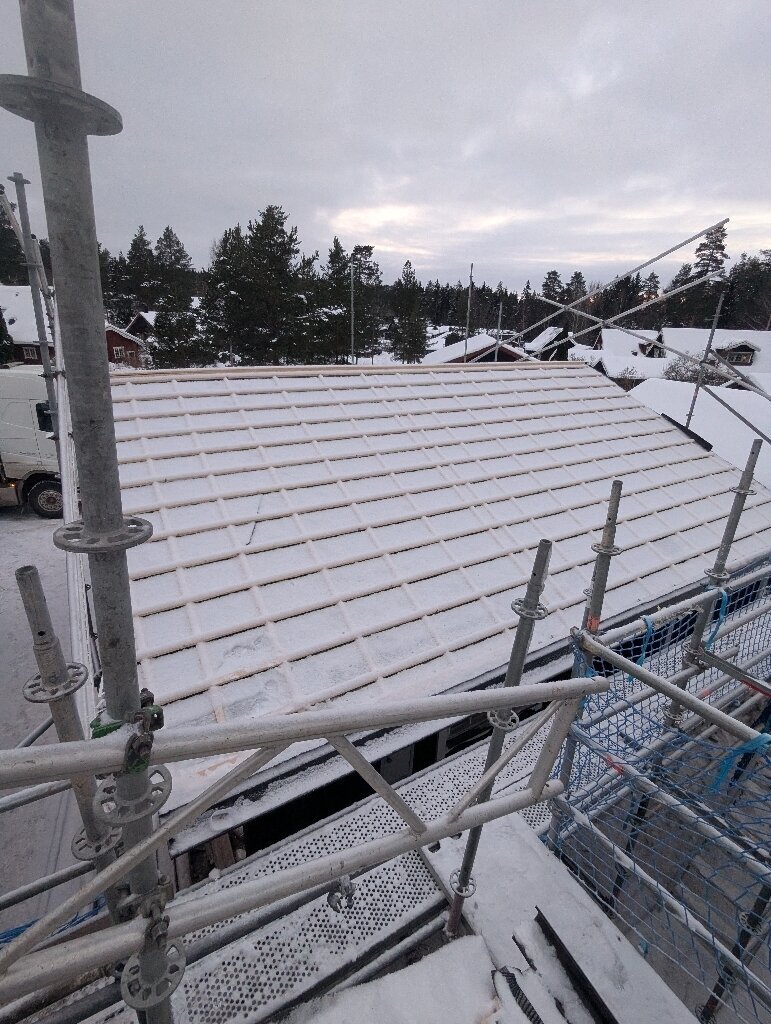 Takbyte, underlag, ställning, vintertid – Tuppes väg i Borlänge, takbyte av Sol och Tak Dalarna