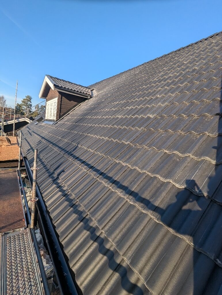 Takkupa, betongpannor – Tuppes väg i Borlänge, takbyte av Sol och Tak Dalarna
