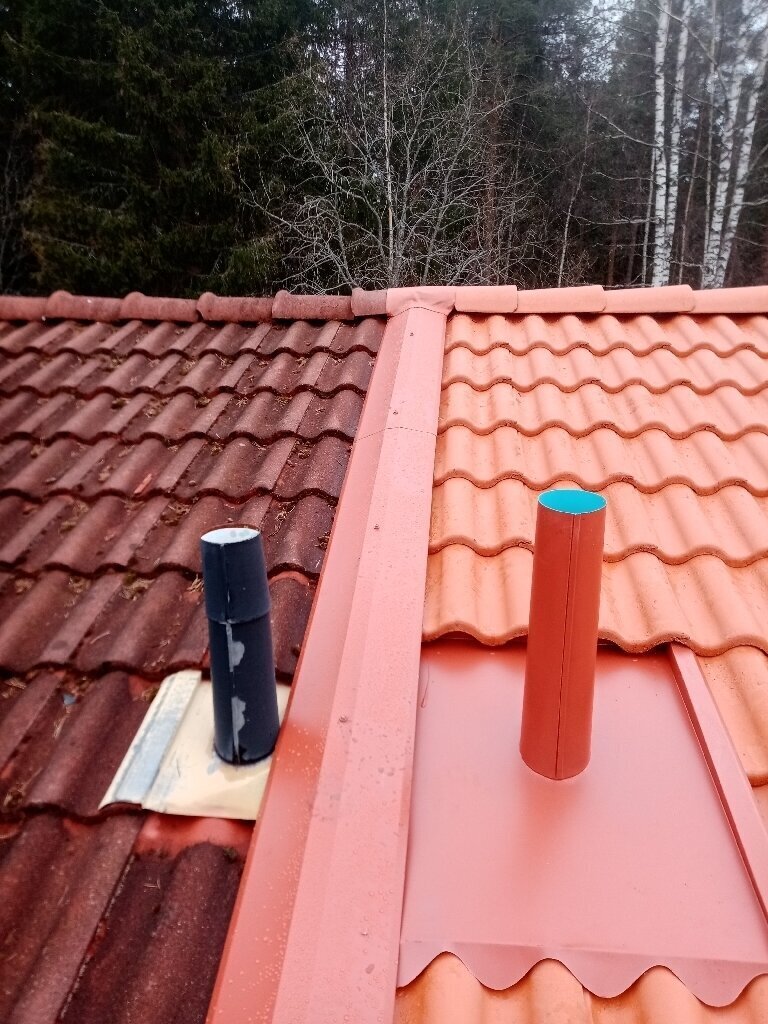Tegelpannor, nock, ventilationsrör – Tuppes väg i Borlänge, takbyte av Sol och Tak Dalarna