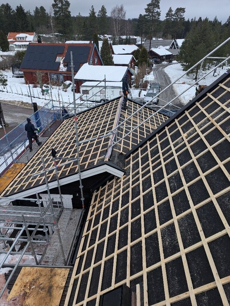 Underlagspapp och läkt, snötäckt tak – Tuppes väg i Borlänge, takbyte av Sol och Tak Dalarna