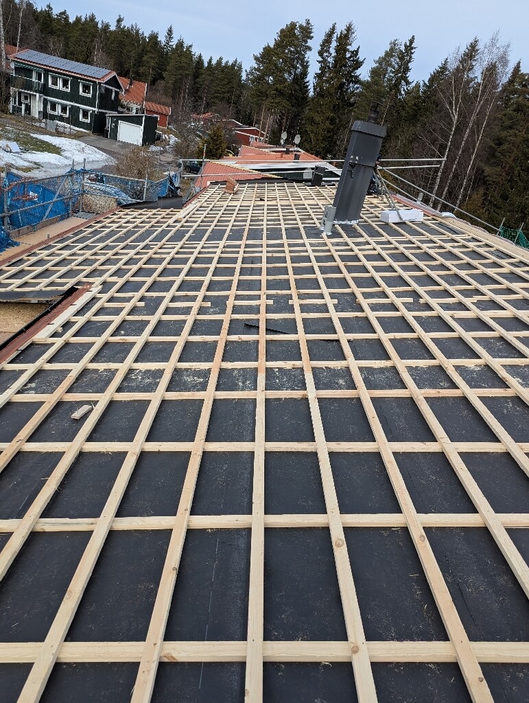 Underlagspapp och läkt, ställning – Tuppes väg i Borlänge, takbyte av Sol och Tak Dalarna