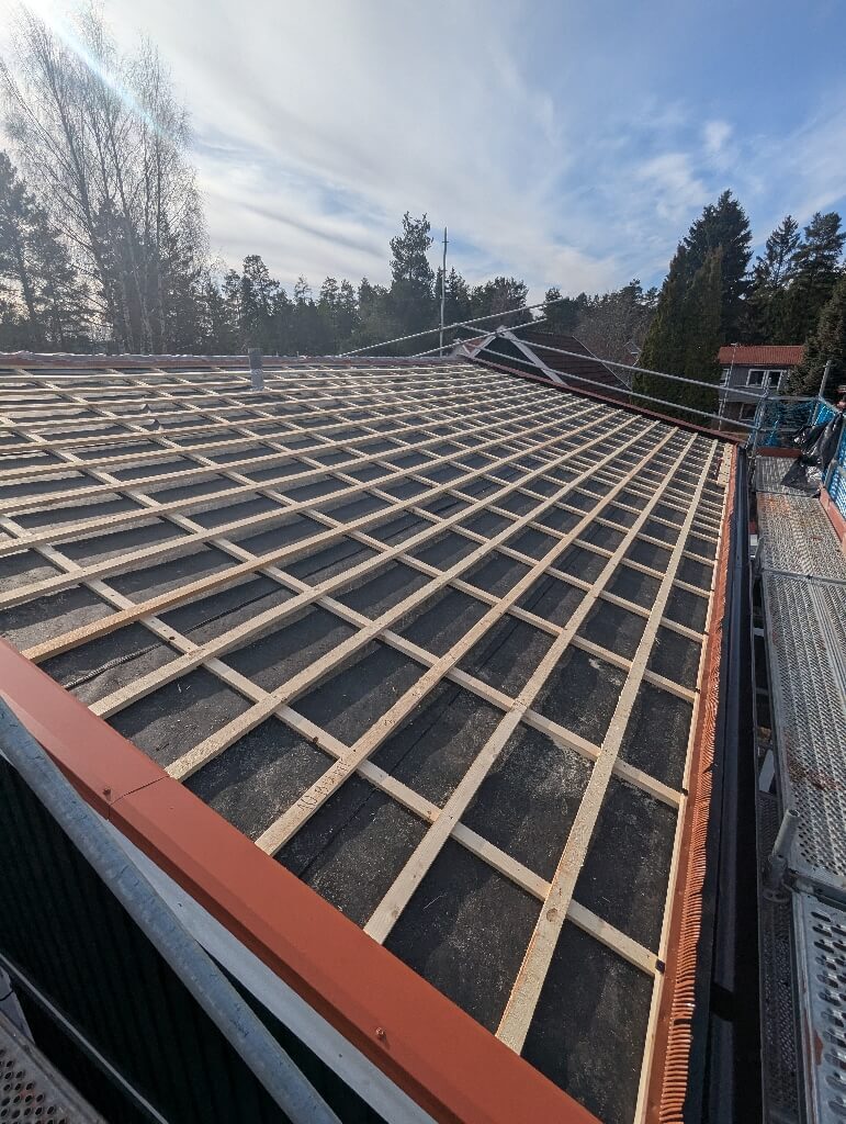 Underlagspapp och läkt, takyta – Tuppes väg i Borlänge, takbyte av Sol och Tak Dalarna