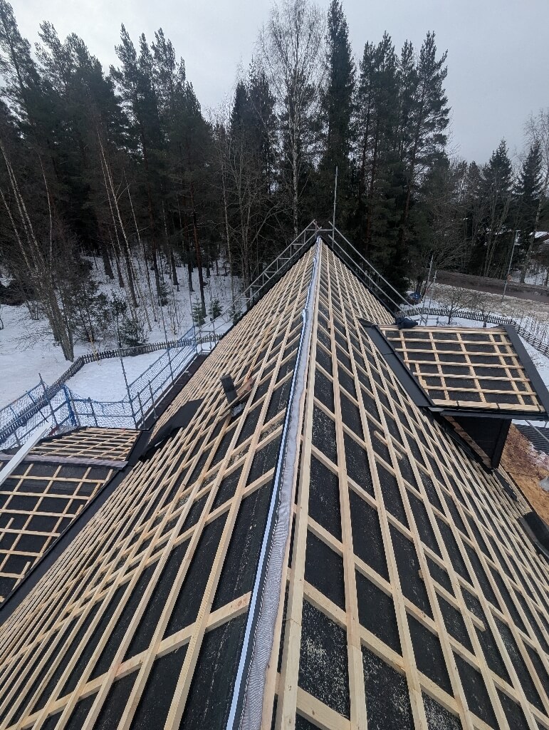 Underlagspapp och läkt, vintertid – Tuppes väg i Borlänge, takbyte av Sol och Tak Dalarna