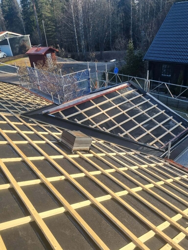 Underlagstak och läkt, takfall – Tuppes väg i Borlänge, takbyte av Sol och Tak Dalarna