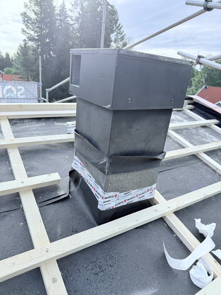 Ventilationsgenomföring, nytt tak – Tuppes väg i Borlänge, takbyte av Sol och Tak Dalarna