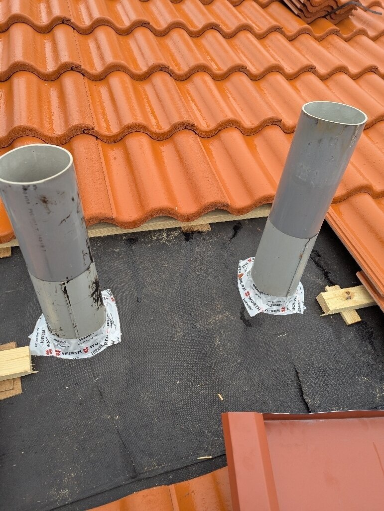 Ventilationsgenomföring, röda tegelpannor – Tuppes väg i Borlänge, takbyte av Sol och Tak Dalarna
