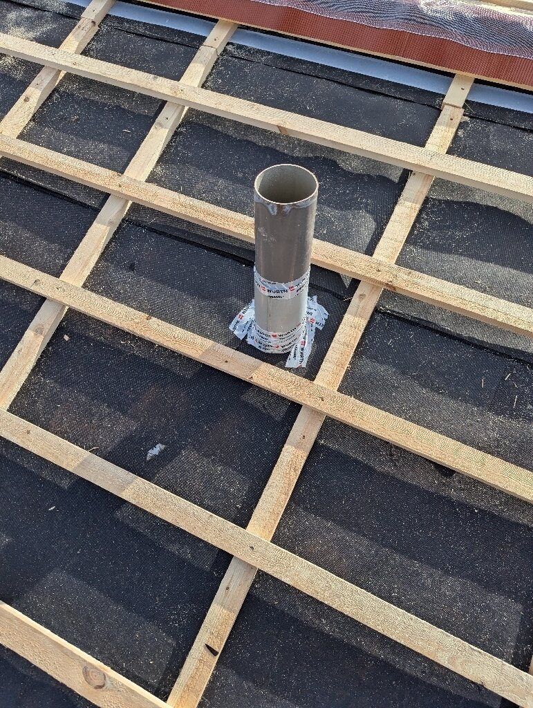 Ventilationsgenomföring, underlagspapp – Tuppes väg i Borlänge, takbyte av Sol och Tak Dalarna