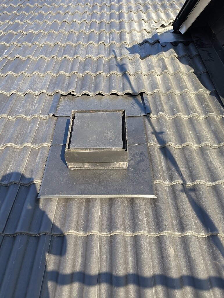 Ventilationshuv, betongpannor – Tuppes väg i Borlänge, takbyte av Sol och Tak Dalarna