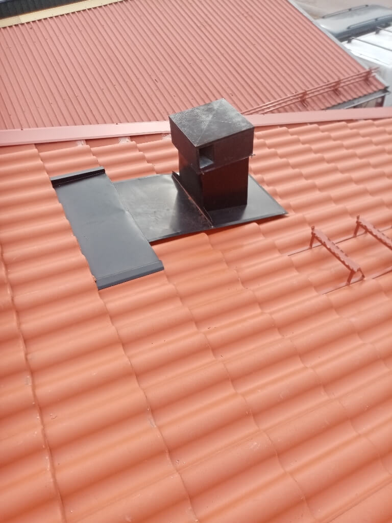 Ventilationshuv, plåt, röda tegelpannor – Tuppes väg i Borlänge, takbyte av Sol och Tak Dalarna