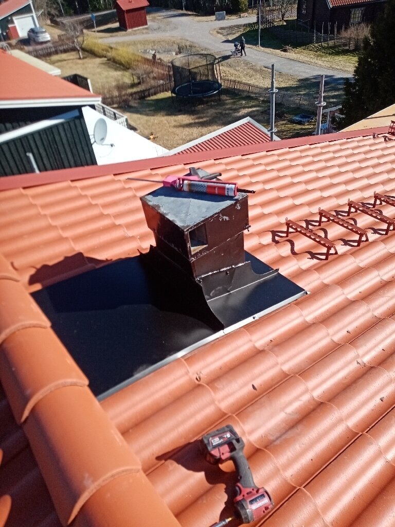 Ventilationshuv, plåt, röda tegelpannor – Tuppes väg i Borlänge, takbyte av Sol och Tak Dalarna