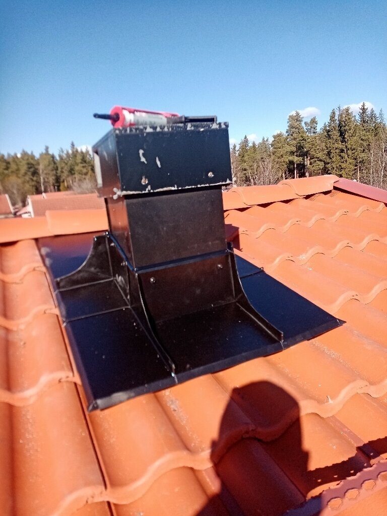 Ventilationshuv, röda tegelpannor – Tuppes väg i Borlänge, takbyte av Sol och Tak Dalarna