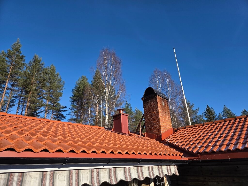 Timrad stuga med nytt tak av röda takpannor i Västannor, Leksand