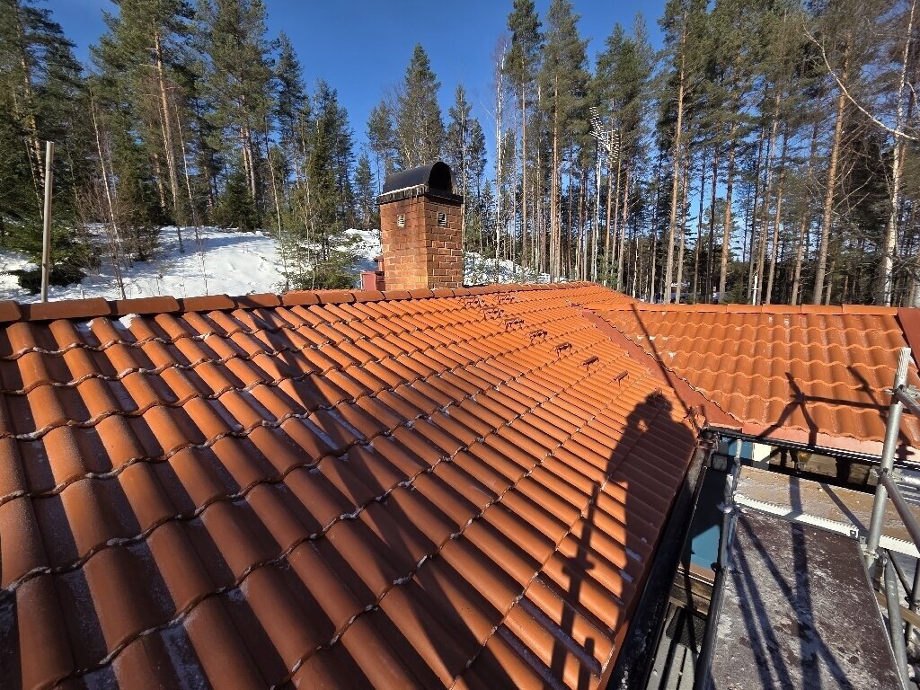 Färdigt tak med röda takpannor och skorsten i Västannor, Leksand