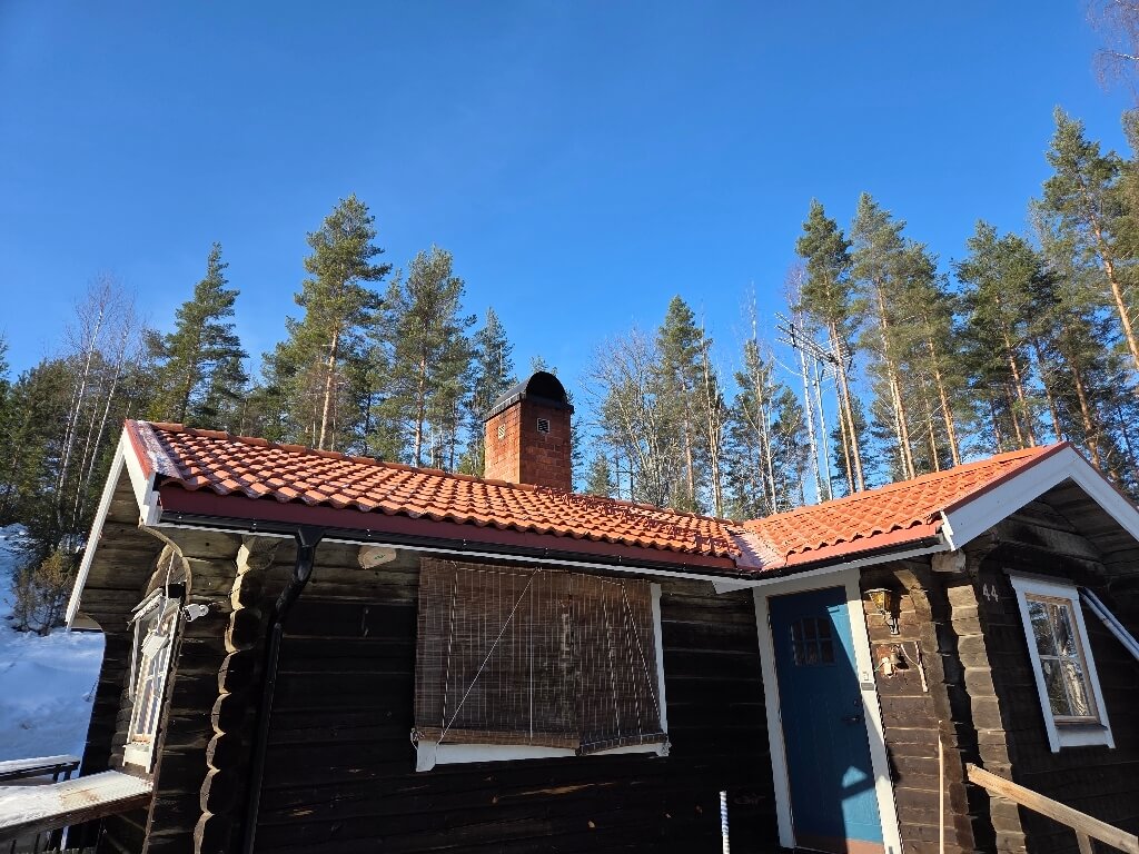 Stuga i Västannor, Leksand med nylagt tak