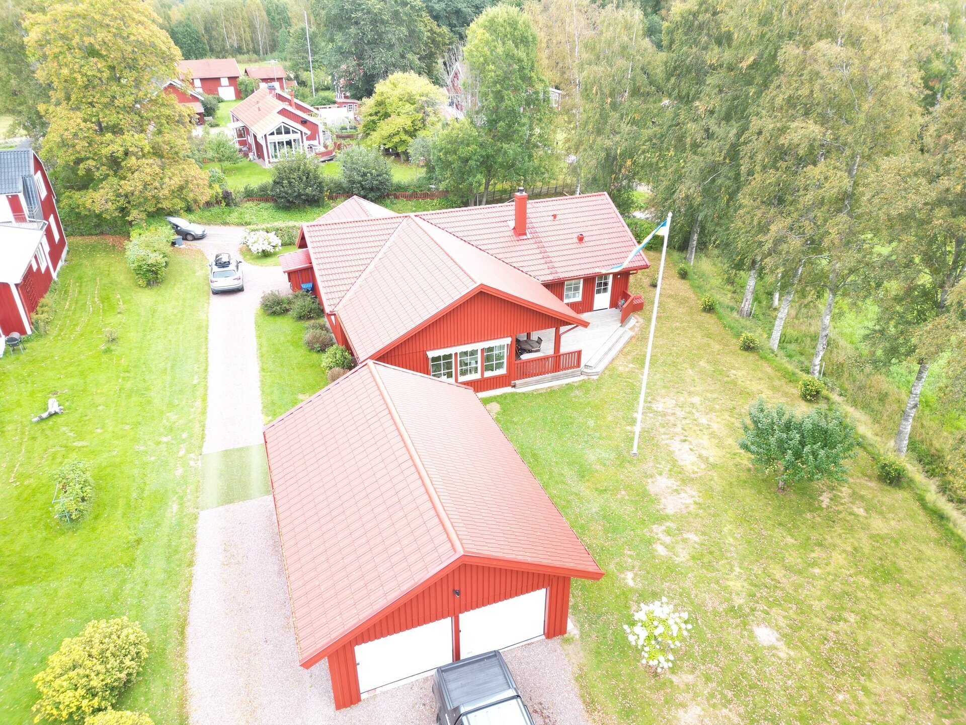 Flygbild, färdigt tak – Vitsippsvägen i Gustafs, takbyte av Sol och Tak Dalarna