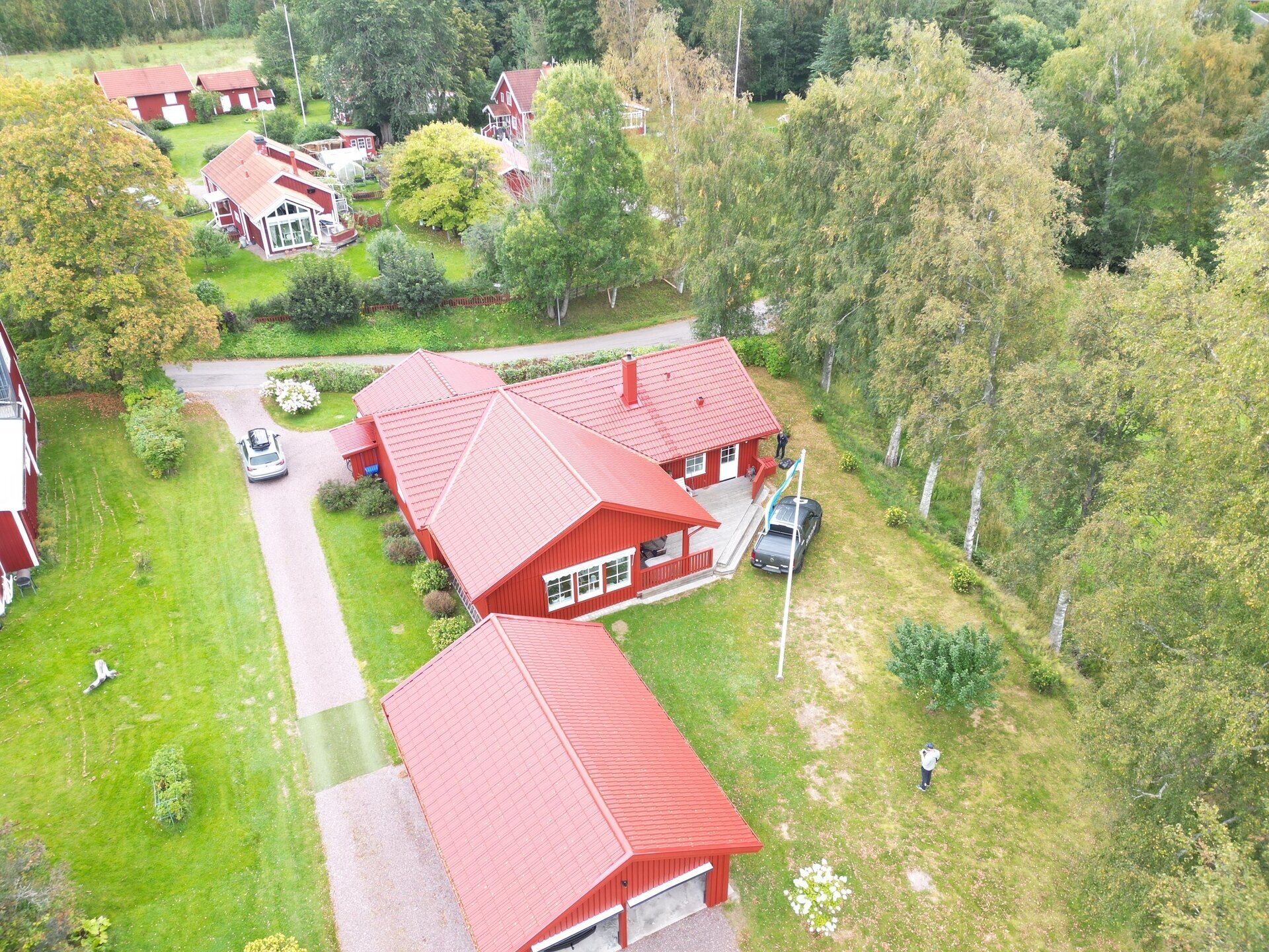 Flygbild, hus med rött tak – Vitsippsvägen i Gustafs, takbyte av Sol och Tak Dalarna