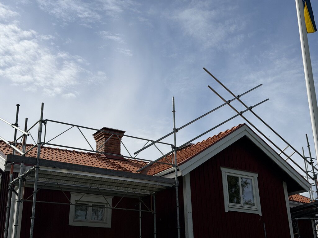 Ställning vid skorsten under takbyte i Yttermo, Leksand