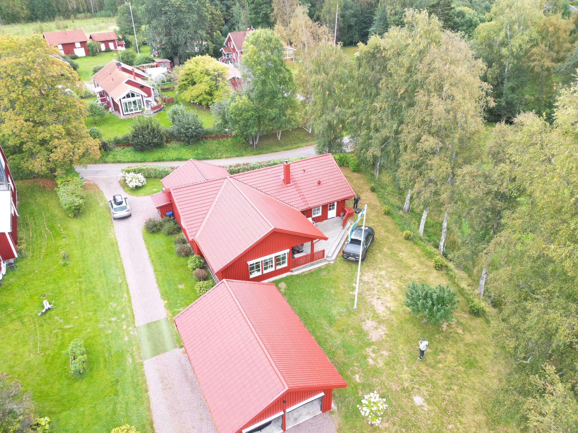 Flygbild, hus med rött tak – Vitsippsvägen i Gustafs, takbyte av Sol och Tak Dalarna