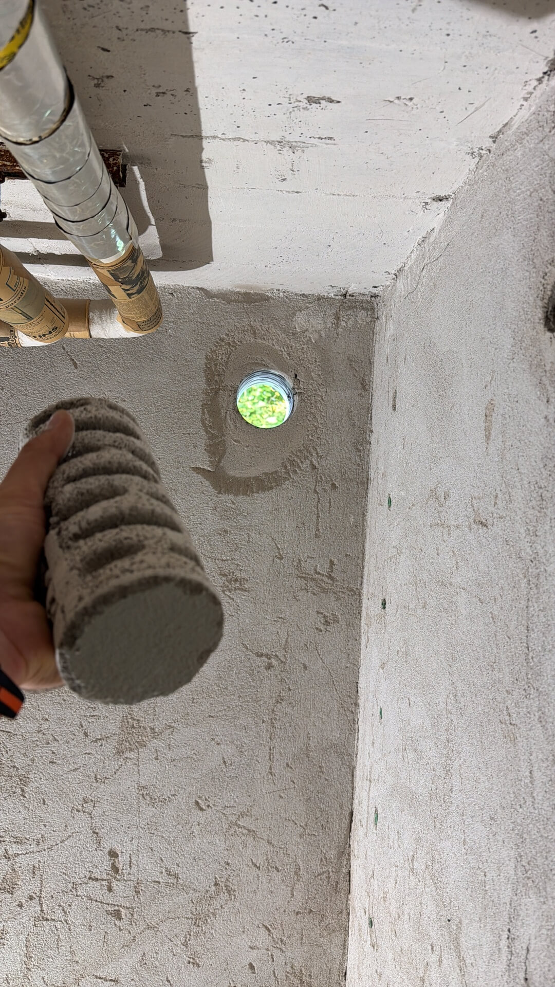 Utborrad betongkärna och genomföring vid betonghåltagning i Vålberg
