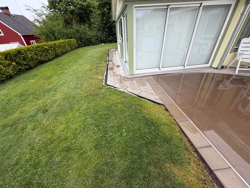 Ny stenläggning med plattor runt hörnet på en villa i Skoghall