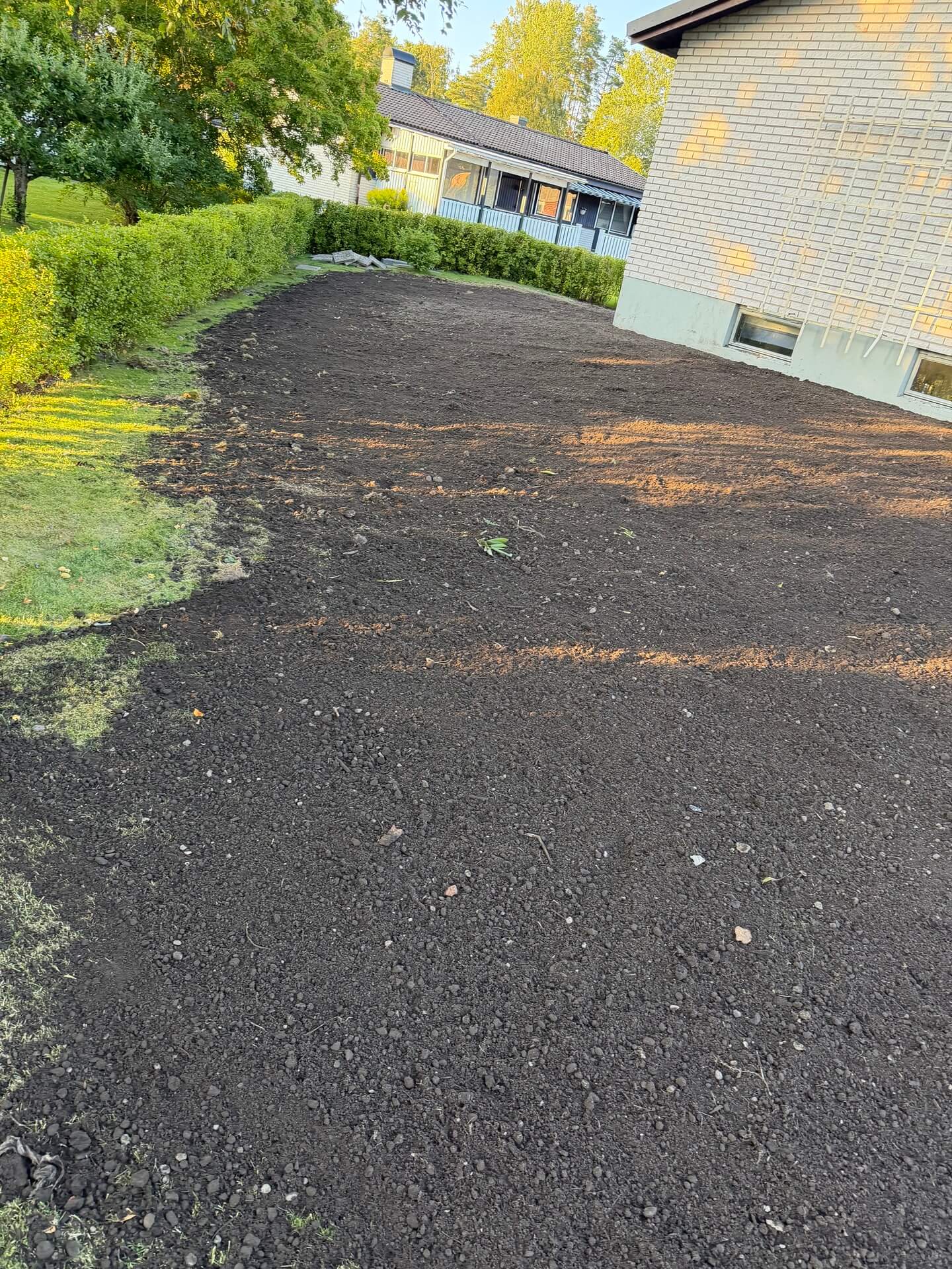 Planerad jordyta runt villa efter dräneringsarbete i Karlskoga