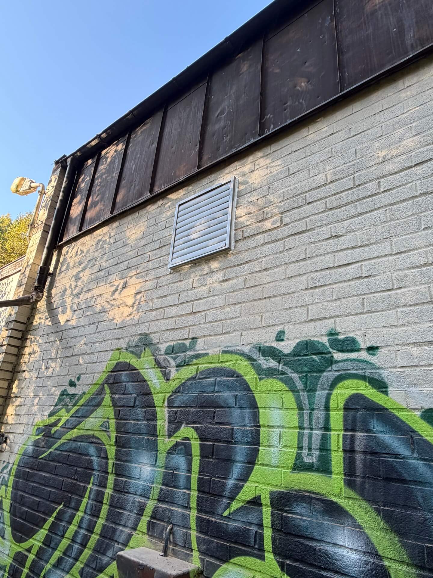 Tegelvägg med ventilationsgaller efter montering av ventilation i Alster