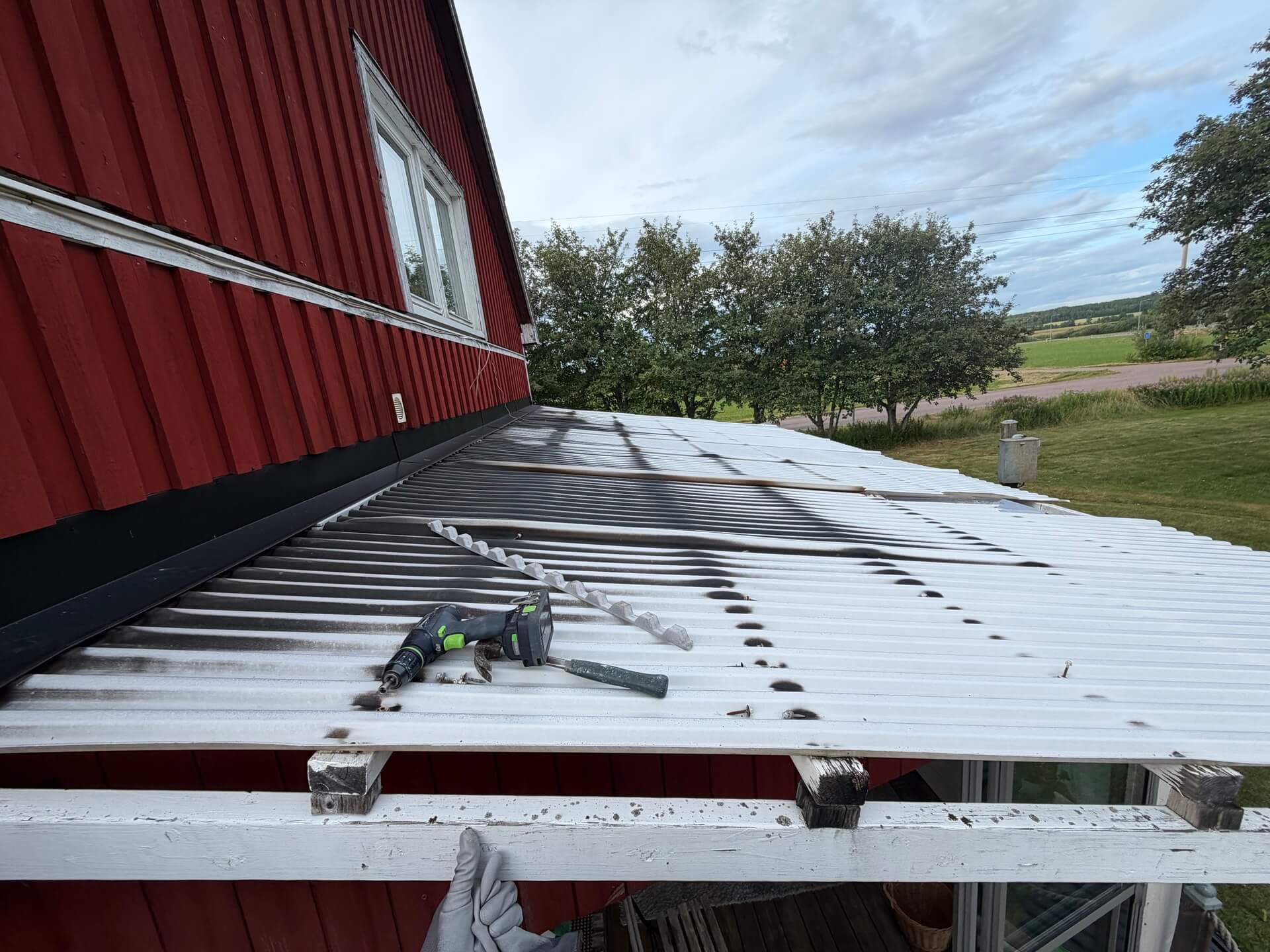 Gammalt altantak i plast rivs inför byte av altantak i Ulvsby