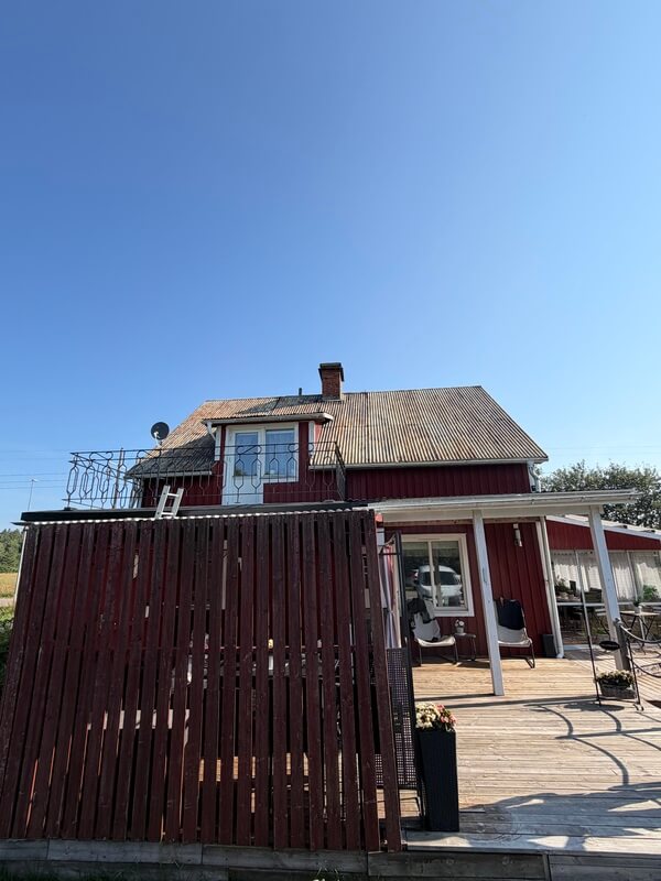 Villa med takarbete pågående vid takbyte i Ulvsby