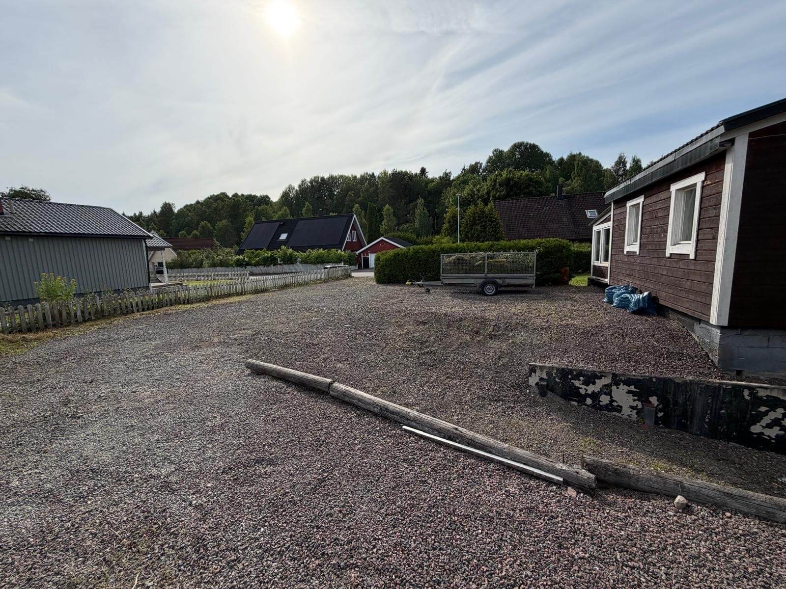 Grusplan vid villa efter rensning av ogräs vid trädgårdsskötsel i Vålberg