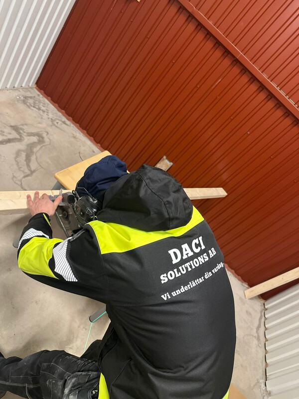 Snickare från DACI Solutions skruvar fast regel vid loftbygge i Valsviken
