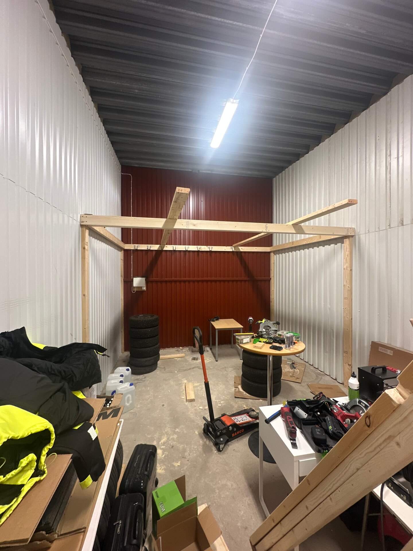 Stomme till loft i trä under byggnation i ett förråd i Valsviken