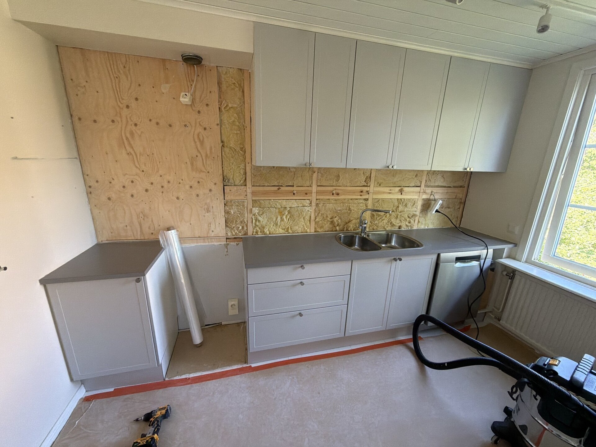 Köksvägg under renovering med frilagd stomme och skivor i Haga, Karlstad
