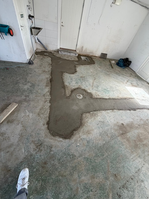 Betonggolv lagat med ny betong i uppgrävda rännor vid betonggjutning i Alster