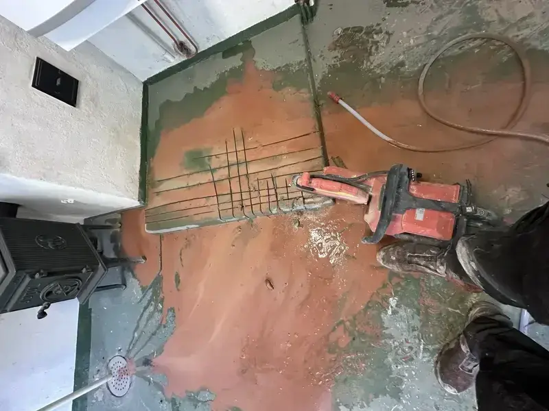 Rivning av gammalt golv och kakel i badrum inför renovering