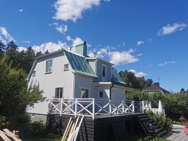 Villa i Bromma med nytt ljusgrönt bandtäckt plåttak lagt av Best Tak
