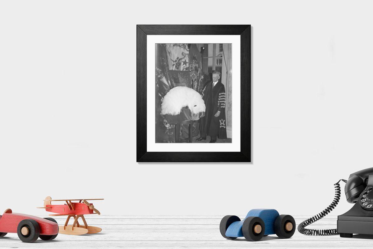 Shown hanging in a room: Modern 14"x12" (36x31cm)